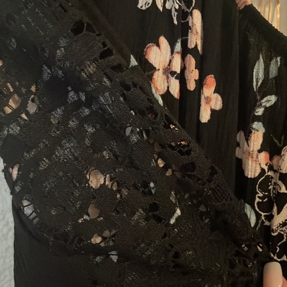 Black floral romper size M off the shoulder - Picture 2 of 2